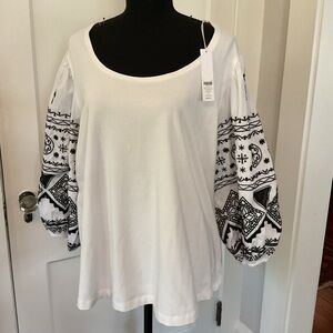 NWT Chico’s flowy embroidered top